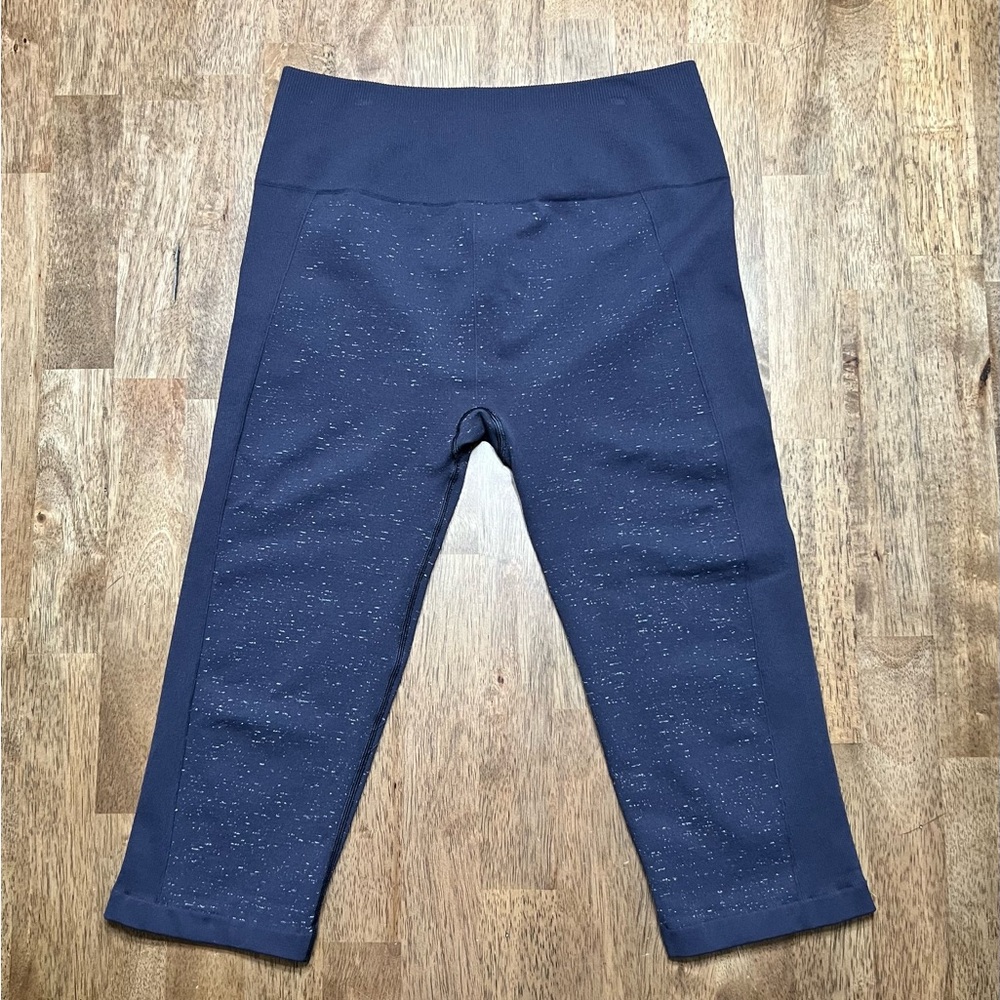 LULULEMON Free To Flow Crop Midnight Navy & White Size 12